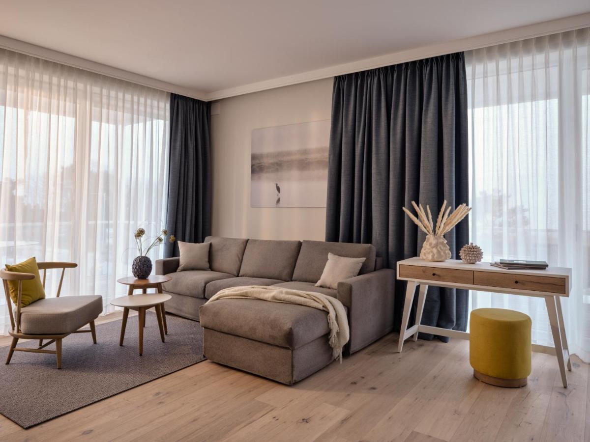 The Breeze Aparthotel Heringsdorf  Exterior photo A living room with curtains