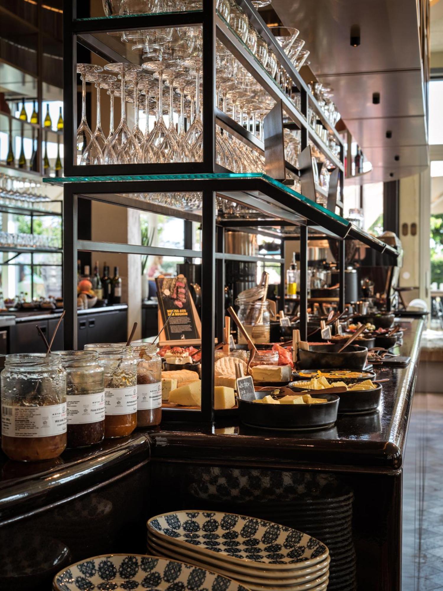 The Breeze Aparthotel Heringsdorf  Exterior photo A cheese counter at a restaurant