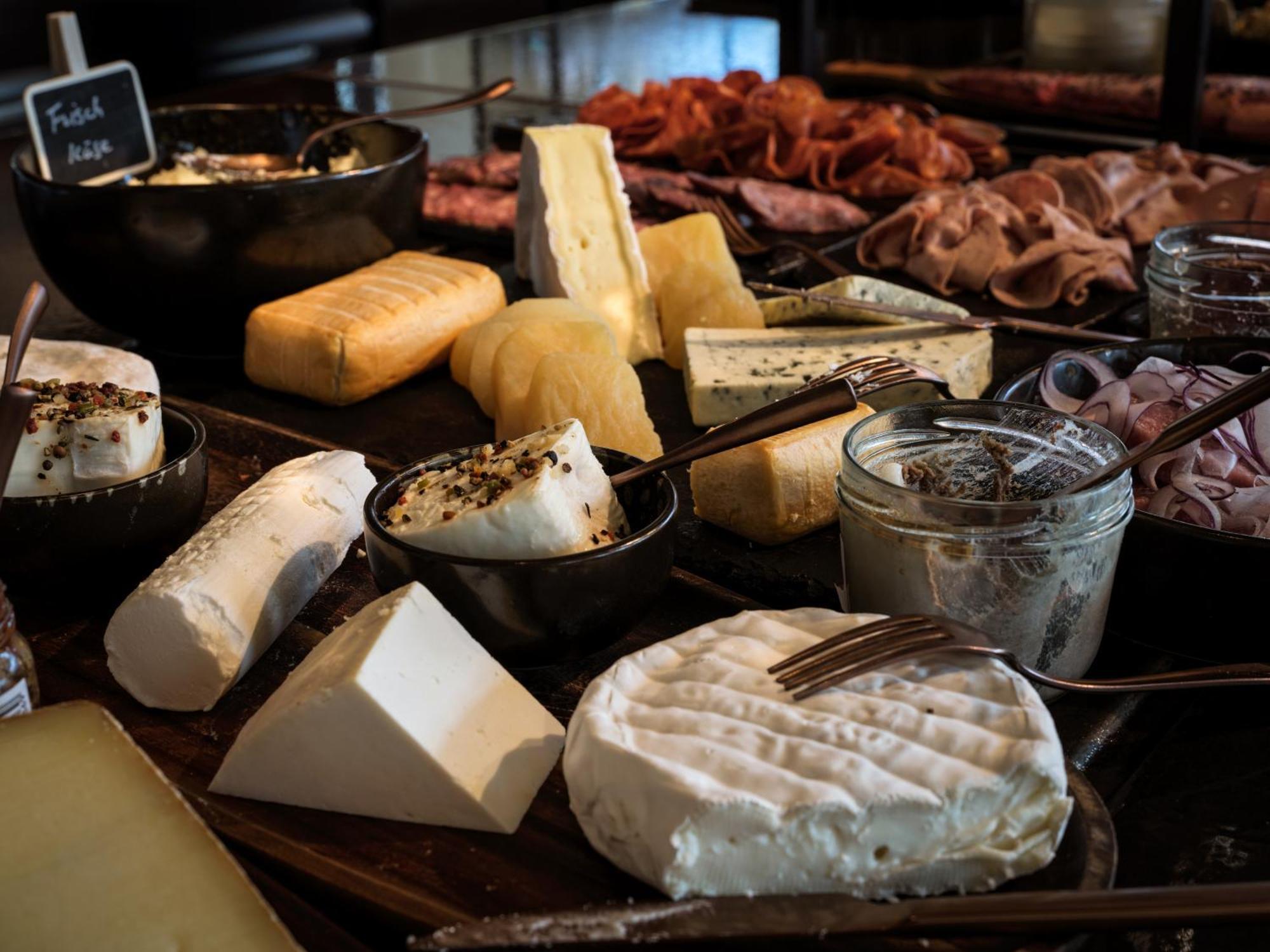 The Breeze Aparthotel Heringsdorf  Exterior photo Cheese platter