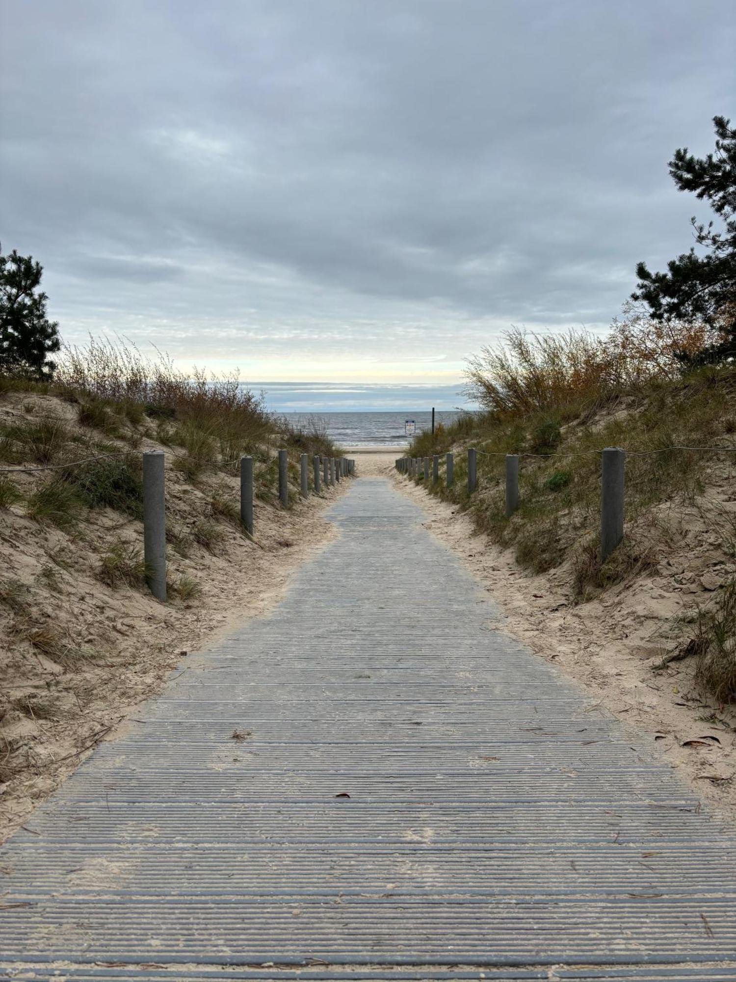 The Breeze Aparthotel Heringsdorf  Exterior photo The boardwalk at the beach